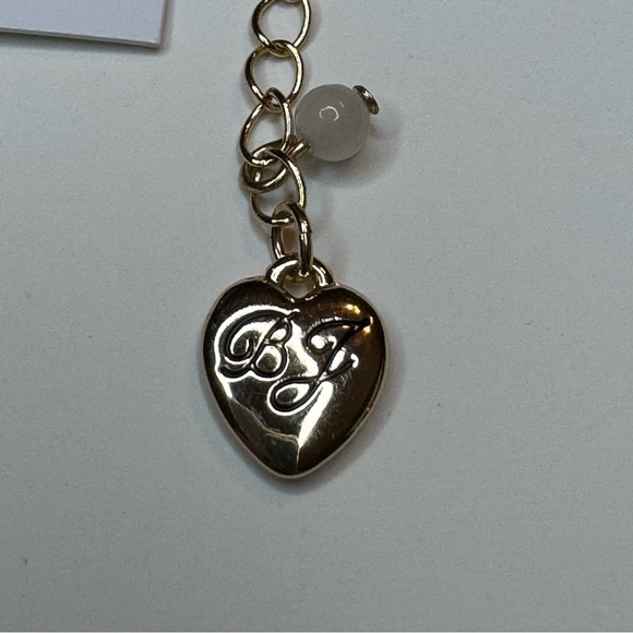 Betsey Johnson Pearl Choker Necklace with Floral and Bee Charms. NWT. - Picture 5 of 7